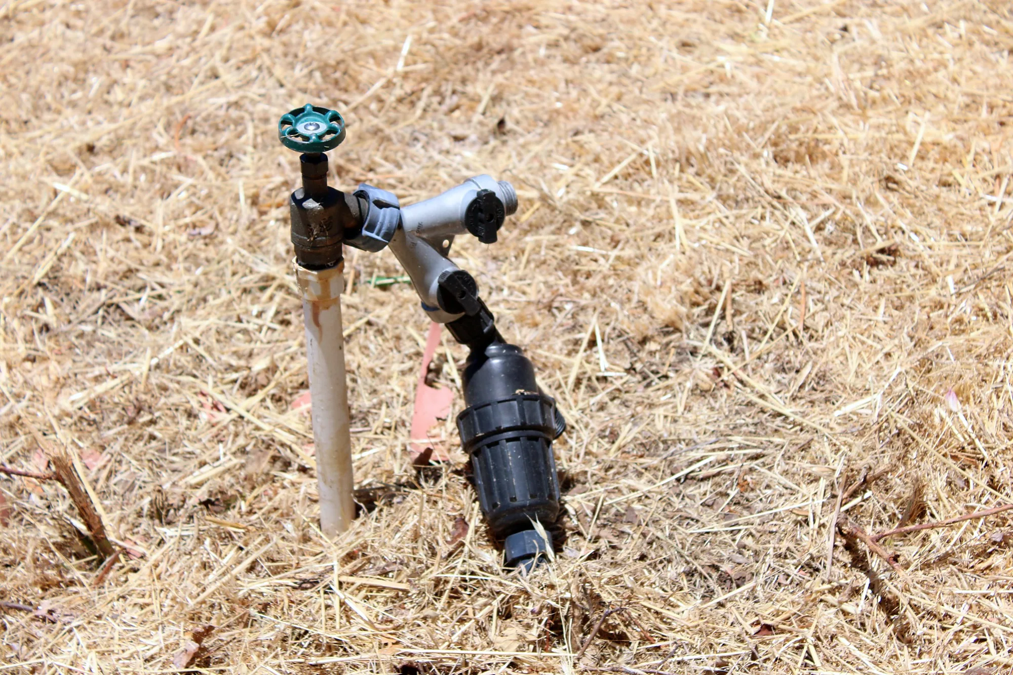 Farm irrigation valve and filter